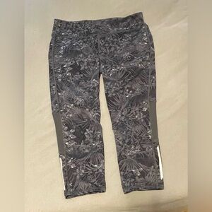 Old Navy Active “Go-Dry” patterned workout leggings, mid-calf length